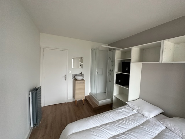 A louer Brest Bellevue/Facs grande chambre meublé+douche dans colocation