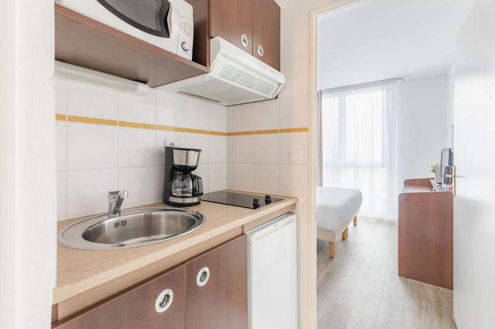 A VENDRE DANS UN IMMEUBLE DE STANDING RECENT T1 MEUBLÉ LOUÉ À L'ANNÉE