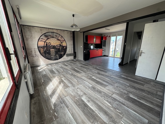 A VENDRE MAISON BEAU VOLUMES 4 CHAMBRES BOURG DE PLOUVORN 