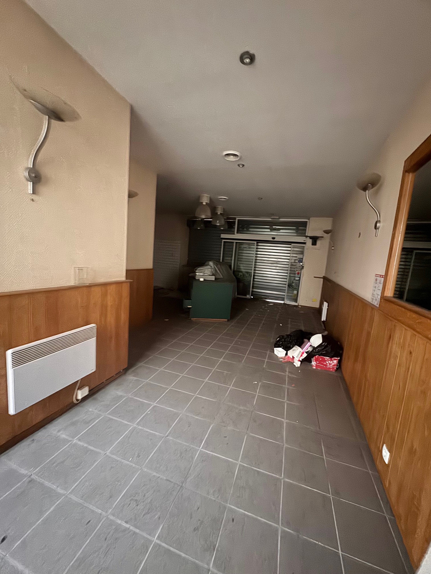 A VENRDE, BREST, MURS COMMERCIAUX