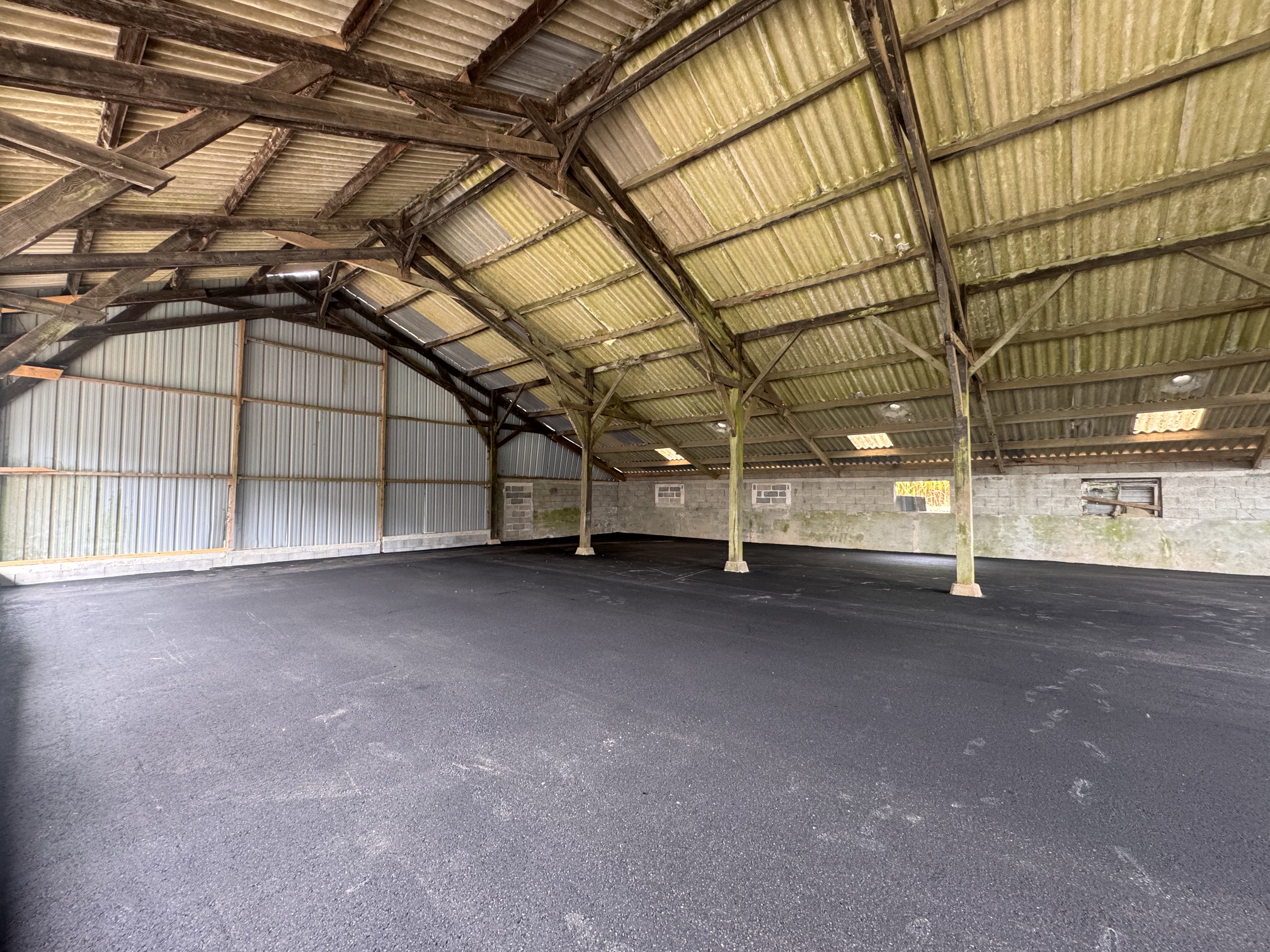 A LOUER, LAMPAUL GUIMILLAU, HANGAR idéal stockage 